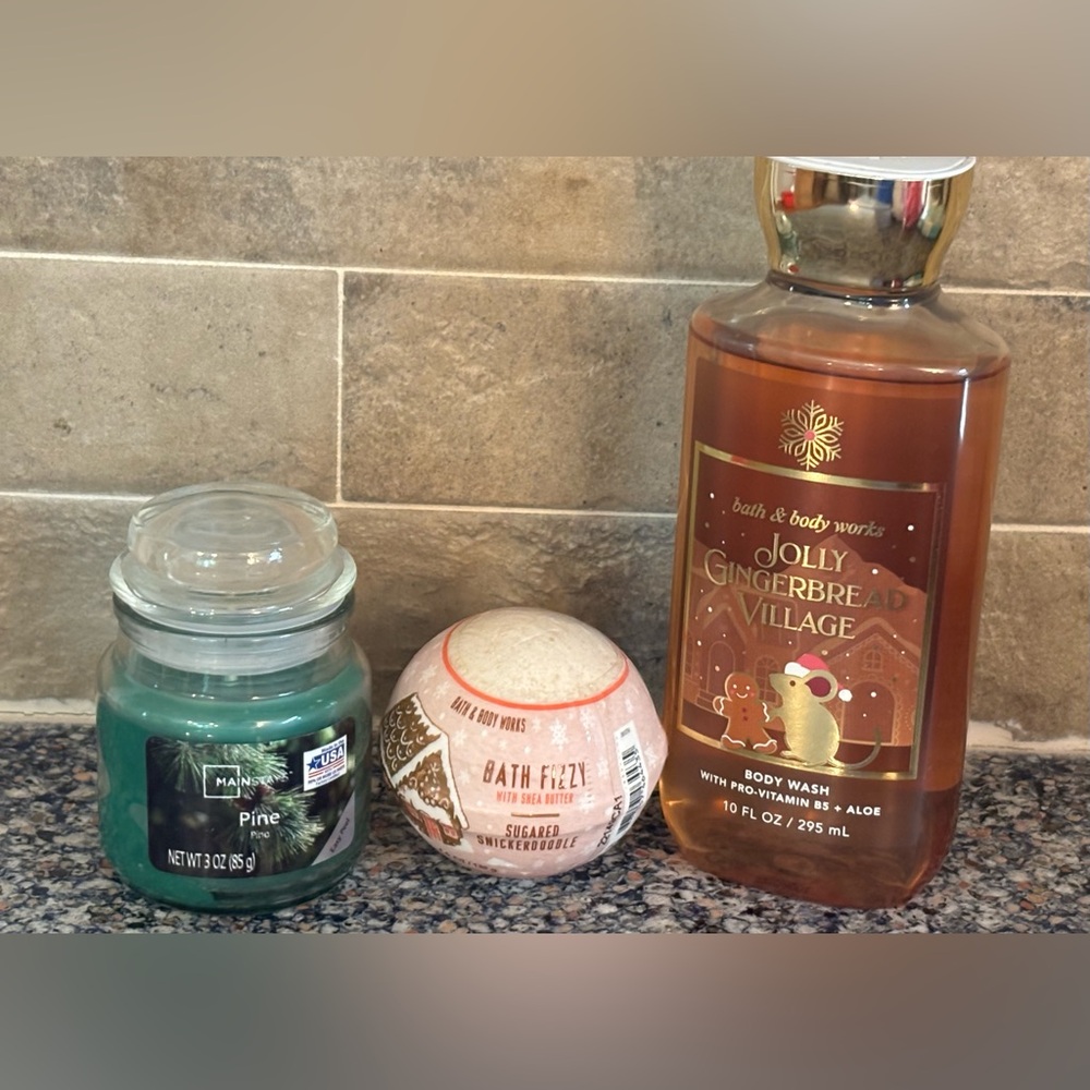 🆕 Bath & Body Works Body Wash, Bath Bomb, puff and small pine candle